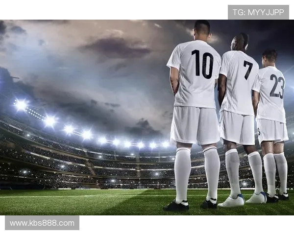 各个年代足球明星的辉煌历程与传奇故事解析